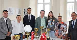 VAKFIKEBİR'DE SERGİ BÜYÜLEDİ