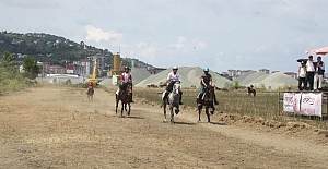 BEŞİKDÜZÜ İLÇESİNDE AT YARIŞLARI YAPILDI