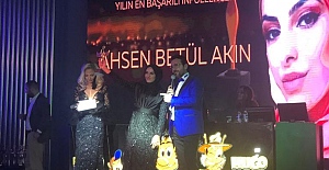 Ahsen Betül Akın melek ödüllerine damgasını vurdu!